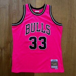MITCHELL & NESS PINK NEON BULLS SCOTTIE PIPPEN 97-98 SWINGMAN JERSEY Men’s sz L
